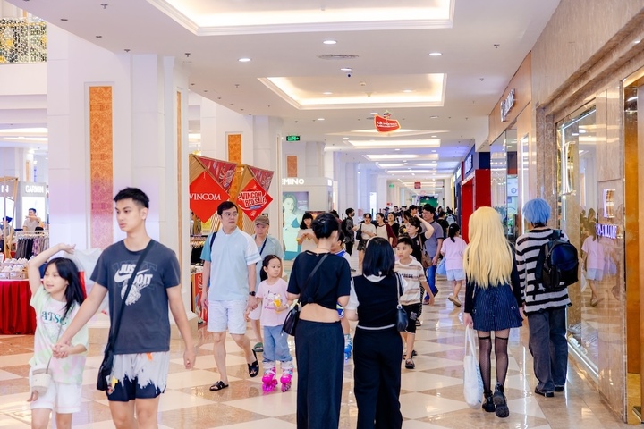 Không khí sôi động tại TTTM Vincom Mega Mall Royal City từ đầu mùa Vincom Red Sale 2025.