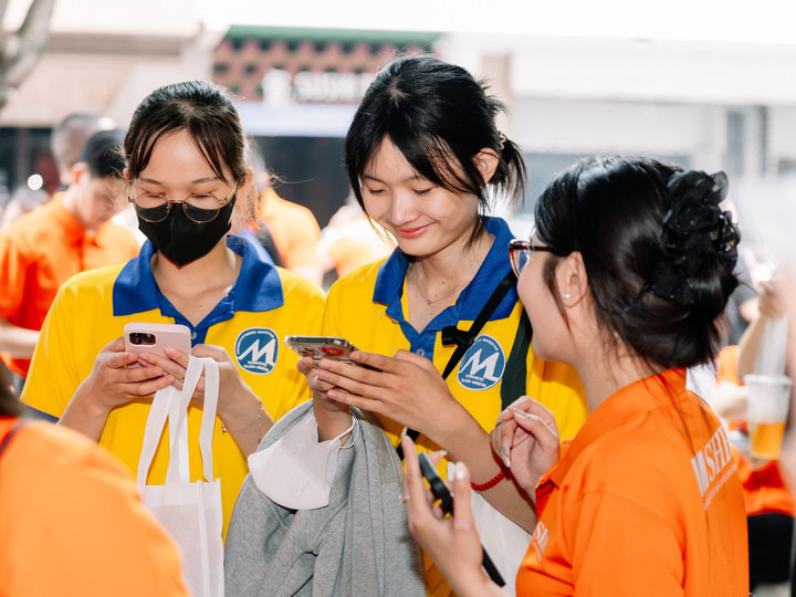 Cán bộ SHB hướng dẫn khách hàng mở tài khoản trực tuyến.