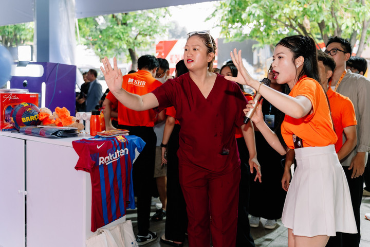 Người dân được tham gia các hoạt động nhận quà tại gian hàng SHB.