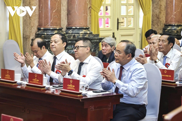 Các đại biểu dự buổi gặp mặt người làm báo tiêu biểu.