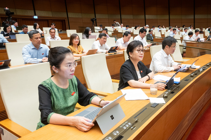 Các đại biểu lắng nghe chất vấn.