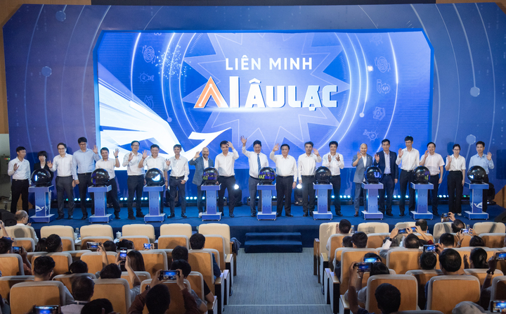 Hơn 20 thành viên đầu tiên của Liên minh AI Âu Lạc tại lễ ra mắt ngày 20/6 tại Hà Nội.
