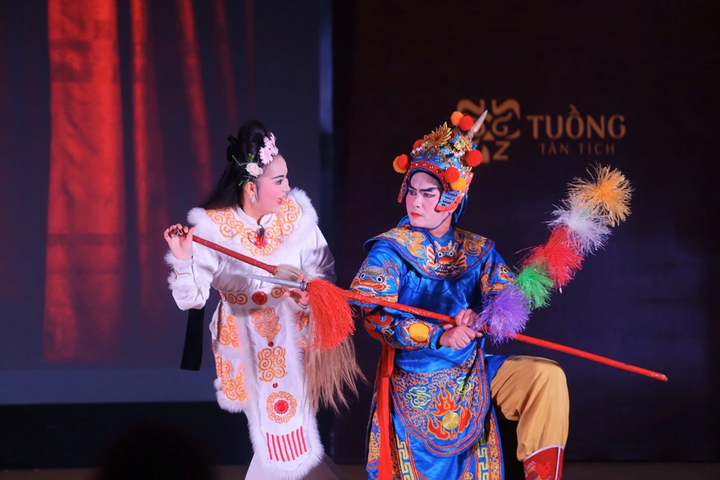 L'extrait de « Ho Nguyet Co se transforme en renard » a été interprété avec émotion sur scène par l'artiste méritant Loc Huyen (à gauche) et Manh Linh.
