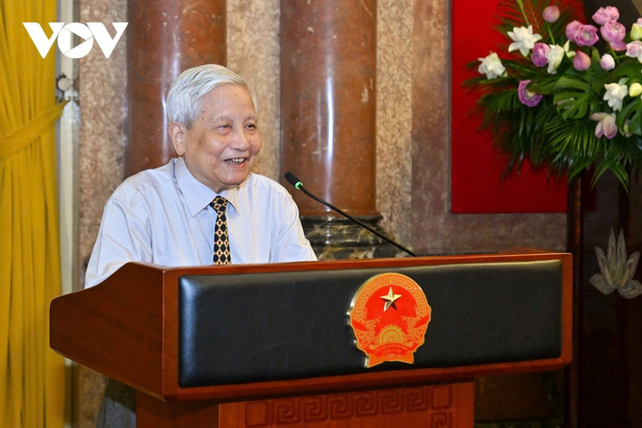 Nhà báo Hà Đăng phát biểu tại buổi gặp mặt.