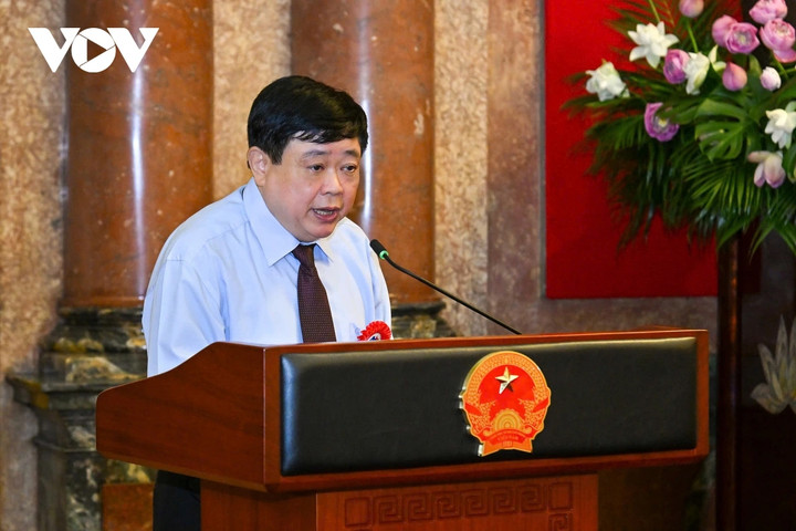 Nhà báo Nguyễn Thế Kỷ chia sẻ tại buổi gặp mặt.