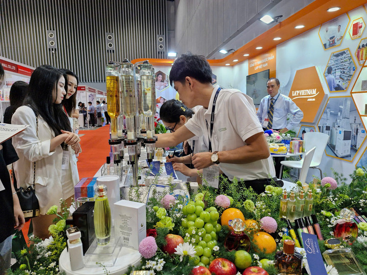 Người trẻ có xu hướng sẵn sàng chi trả nhiều hơn cho các sản phẩm có giá trị bền vững. (Ảnh: Hà Linh)