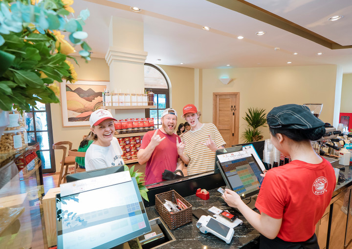 Cửa hàng Highlands Coffee trên đỉnh Bà Nà thu hút đông khách ngay những ngày đầu mở cửa.