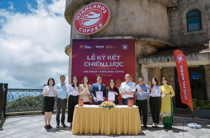 Lễ ký kết có sự chứng kiến của đại diện lãnh đạo SHE group và Highlands Coffee.