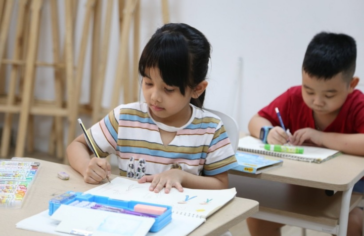 Phụ huynh chi nửa triệu/buổi tiền tiểu học. (Ảnh minh hoạ)