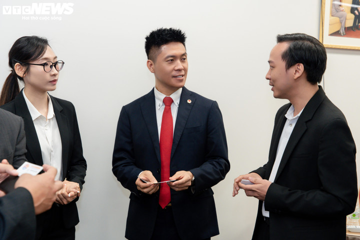 Các Đại biểu trao đổi bên lề hội nghị. (Ảnh: Duy Hùng)