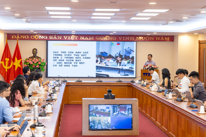 TS. Vũ Tuấn Anh nhận định cần tạo cơ hội thực tập cho các sinh viên ngành báo chí - truyền thông từ sớm để đáp ứng khả năng sản xuất thực tiễn. (Ảnh: Minh Sơn)