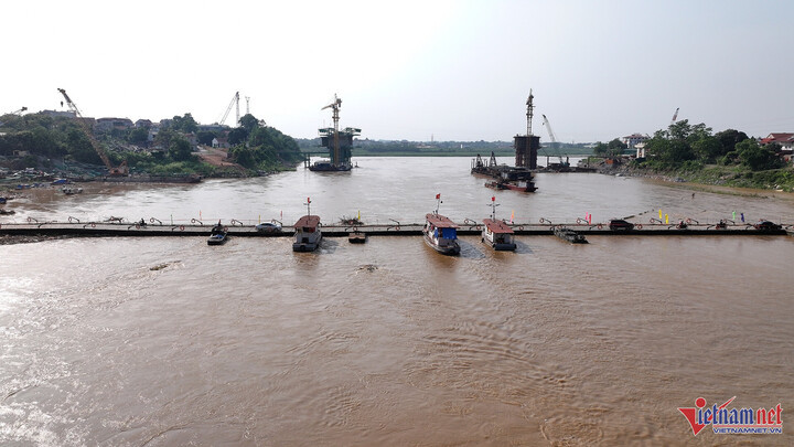 Việc bắc lại cầu phao sẽ tạo điều kiện thuận lợi cho nhân dân đi lại, đặc biệt là các phương tiện ô tô con. (Ảnh: Đức Hoàng)