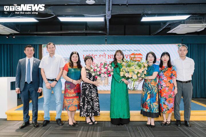 Ban Lãnh đạo Ủy ban nhà nước về người Việt Nam ở nước ngoài, Bộ Ngoại giao tặng hoa cho Ban tổ chức sự kiện.