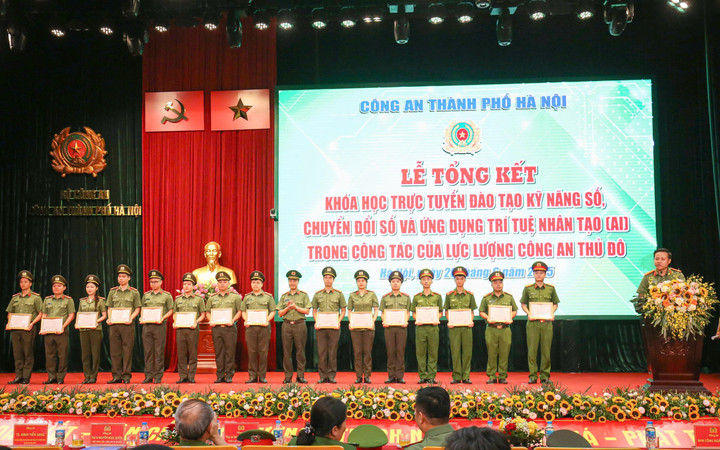 Các cán bộ, chiến sĩ hoàn thành khóa học, được công nhận đạt chuẩn về kỹ năng số, chuyển đổi số và ứng dụng trí tuệ nhân tạo (AI) trong công tác.