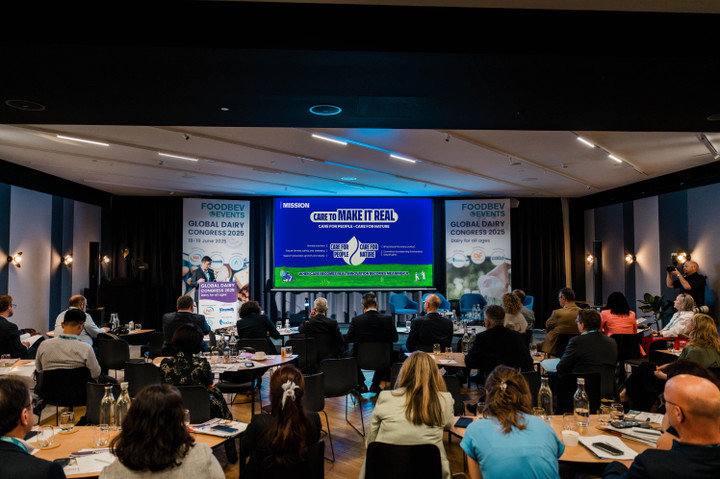 Hội nghị Sữa Toàn cầu lần thứ 18 tổ chức tại Hà Lan quy tụ gần 200 lãnh đạo, đại diện các đơn vị, doanh nghiệp hàng đầu ngành sữa thế giới. (Ảnh: An Minh)