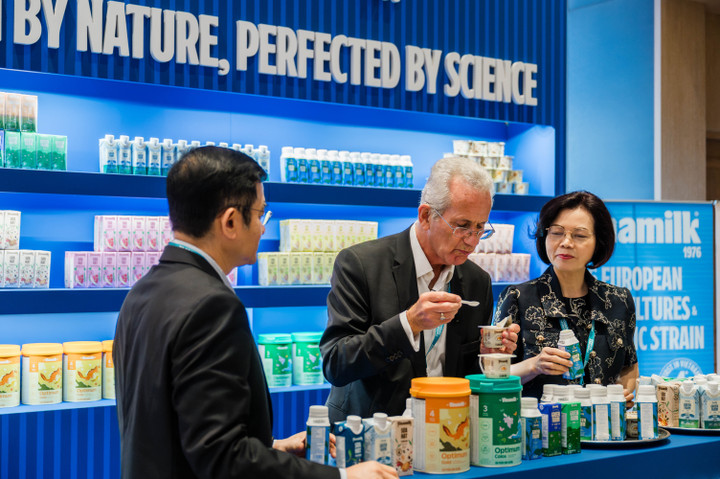Ông Richard Hall trải nghiệm các sản phẩm sữa được Vinamilk mang đến hội nghị năm nay. (Ảnh: An Minh)