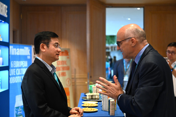 Nhiều đại biểu tham dự bày tỏ sự ấn tượng với tính sáng tạo, đổi mới của Vinamilk trong việc phát triển sản phẩm. (Ảnh: An Minh)