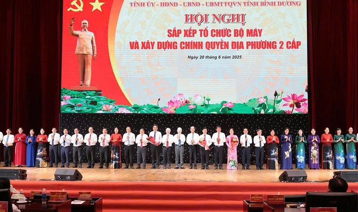 Nguyên Chủ tịch nước Nguyễn Minh Triết và Bí thư Tỉnh ủy​ Nguyễn Văn Lợi chúc mừng 36 cán bộ được chỉ định tham gia cấp ủy TP.HCM.