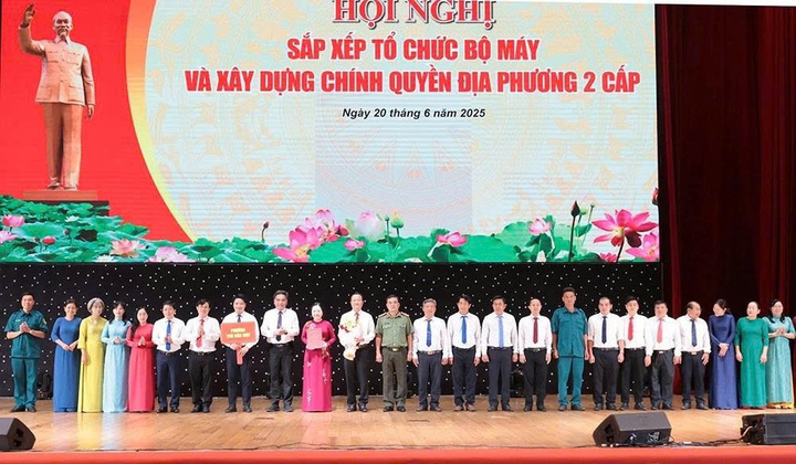 Bộ khung nhân sự lãnh đạo phường Thủ Dầu Một ra mắt.