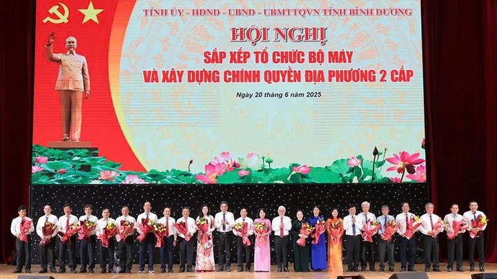 Lãnh đạo tỉnh tặng hoa tri ân 23 đồng chí nhận quyết định nghỉ hưu.