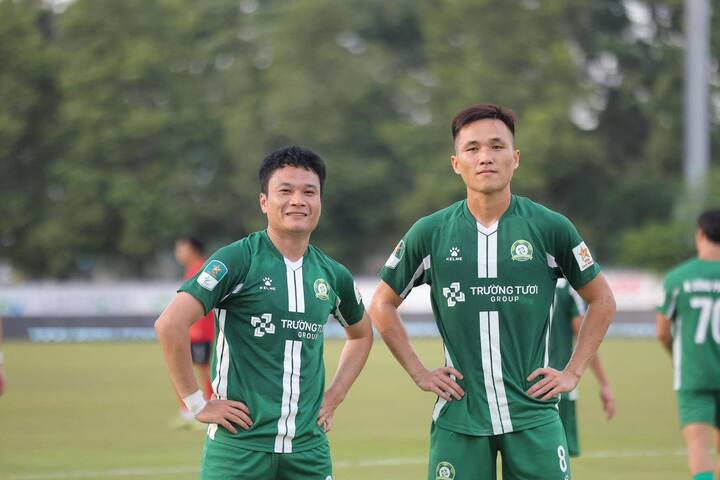 Lưu Tự Nhân (bên phải) góp công lớn giúp Bình Phước thắng trận quan trọng nhất trong mùa giải.