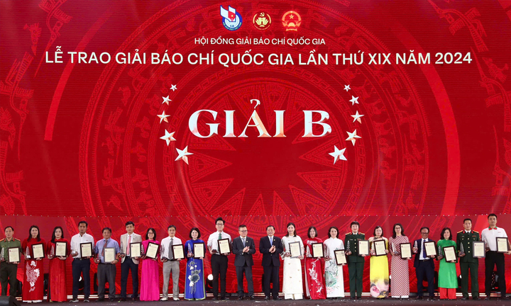 Ông Lê Quốc Minh - Ủy viên Ban Chấp hành Trung ương Đảng, Phó Trưởng ban Tuyên giáo và Dân vận Trung ương, Chủ tịch Hội Nhà báo Việt Nam trao giải cho các tác giả đoạt giải B Giải Báo chí quốc gia 2024