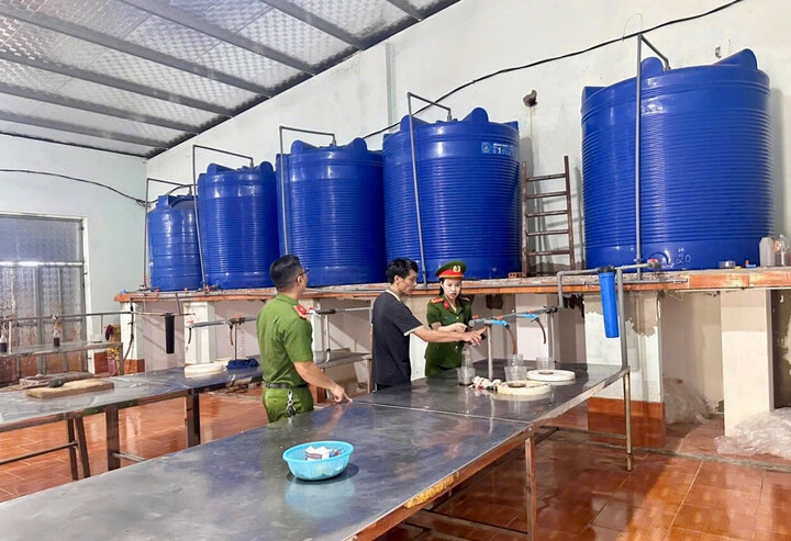 Công an tỉnh Thanh Hóa làm rõ thông tin ở cơ sở sản xuất nước mắm xã Hòa Lộc, huyện Hậu Lộc. Ảnh: CACC