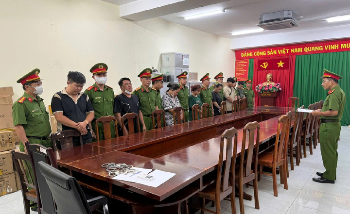 Lư Hưng Phát và đồng phạm tại cơ quan điều tra. (Ảnh: Công an cung cấp)