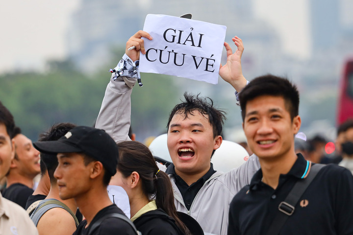 Ngay sát đêm nhạc G-Dragon, phe vé cuống cuồng giảm giá, xin được "giải cứu"