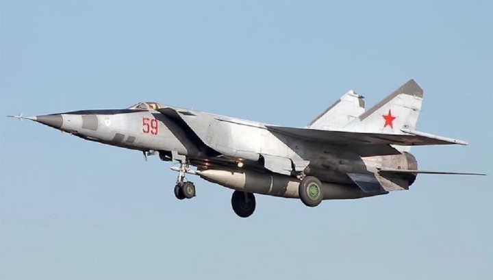 MiG-25RB có bình nhiên liệu ngoài. (Ảnh: Military Watch)