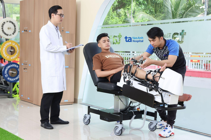 BVĐK Tâm Anh trang bị robot lượng giá dây chằng Dyneelax, robot đầu tiên trên thế giới có khả năng đánh giá tự động tổn thương dây chằng gối, được sử dụng tại các CLB hàng đầu như Juventus, Barcelona, Monaco… (Ảnh: Hệ thống BVĐK Tâm Anh)