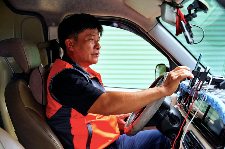 Những ngày chạy tăng cường, anh Bé có thể chạy từ 8-10 đơn. (Ảnh: Lalamove)