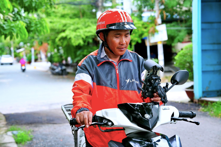 Anh Phạm Văn Vinh đồng hành cùng Lalamove đến nay đã hơn 3 năm. (Ảnh: Lalamove)