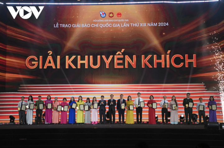 Ông Phạm Mạnh Hùng - Phó Tổng Giám đốc Đài Tiếng nói Việt Nam trao giải cho các tác giả đoạt Giải Khuyến khích