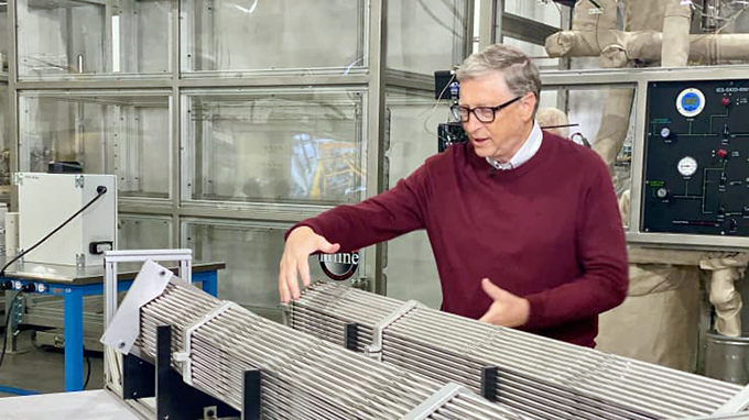 Bill Gates នៅ TerraPower ជាមួយនឹងការក្លែងធ្វើបណ្តុំកោសិកាឥន្ធនៈដែក។ (រូបថត៖ TP)