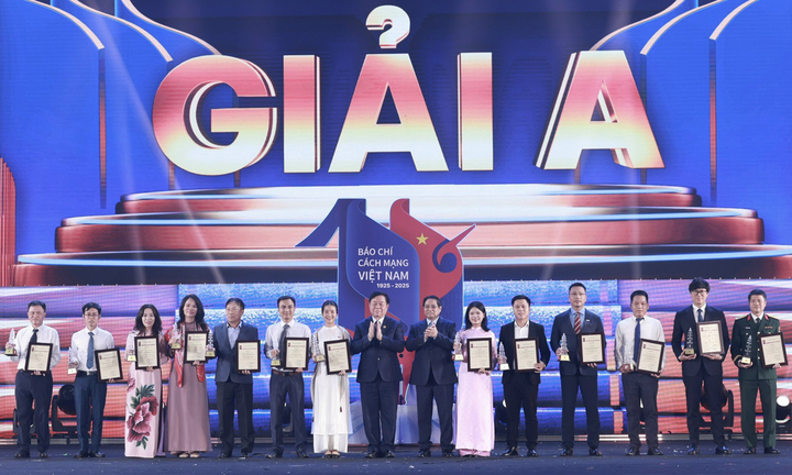 Thủ tướng Phạm Minh Chính cùng Trưởng Ban Tuyên giáo và Dân vận Trung ương Nguyễn Trọng Nghĩa trao 13 giải A cho các tác giả đạt giải.