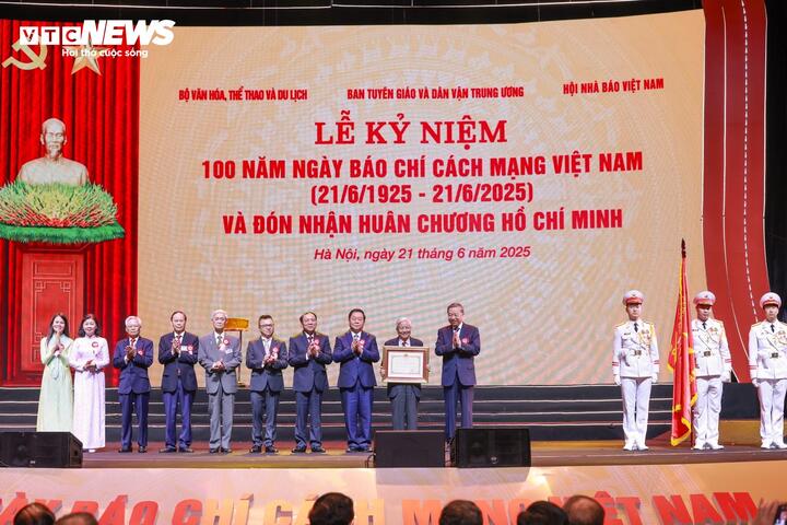 Tổng Bí thư Tô Lâm trao tặng Huân chương Hồ Chí Minh cho Báo chí cách mạng Việt Nam. (Ảnh: Đắc Huy)