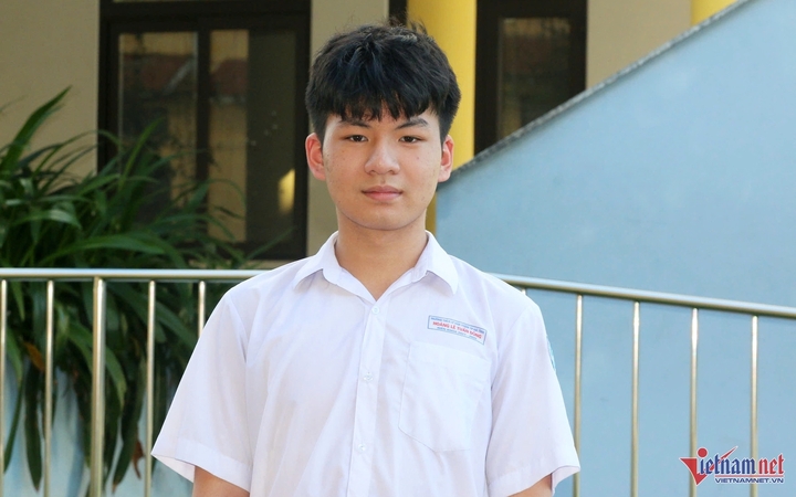 Male student Tuan Dung impressed when he got 10 points in Information Technology. (Photo: Dau Tinh)