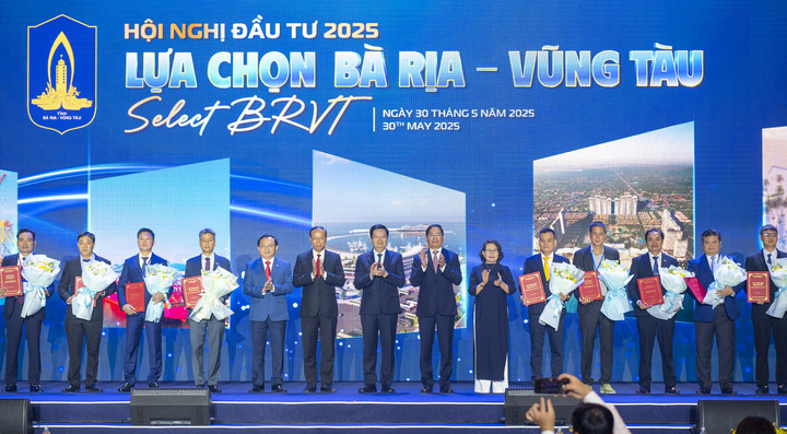 Phó Thủ tướng Mai Văn Chính và lãnh đạo bộ, ngành, lãnh đạo tỉnh Bà Rịa - Vũng Tàu chụp ảnh lưu niệm với doanh nghiệp được trao giấy chứng nhận, quyết định chủ trương đầu tư. (Ảnh: Quang Vinh - Bảo Khánh)