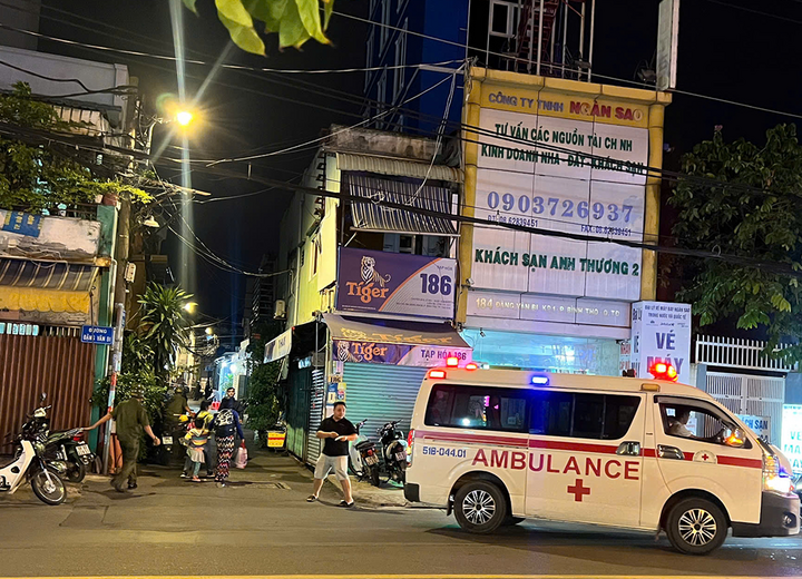 Gần 22h tối, thi thể nam thanh niên được đưa ra khỏi hiện trường. (Ảnh: L.A)