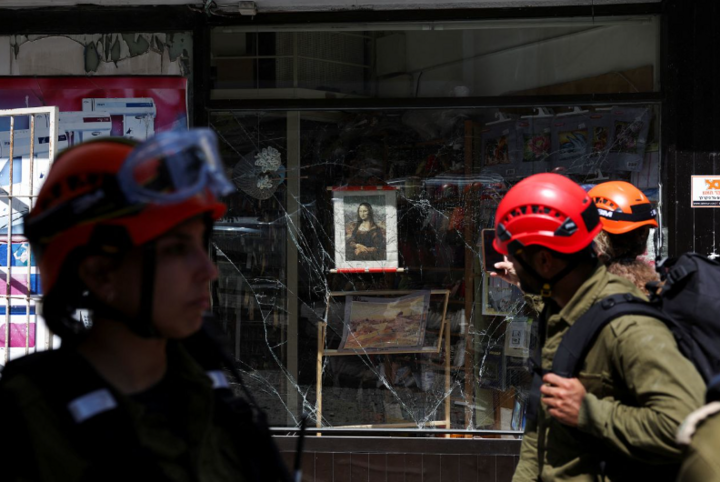 Công tác cứu hộ ở Haifa, Israel. (Ảnh: Reuters)
