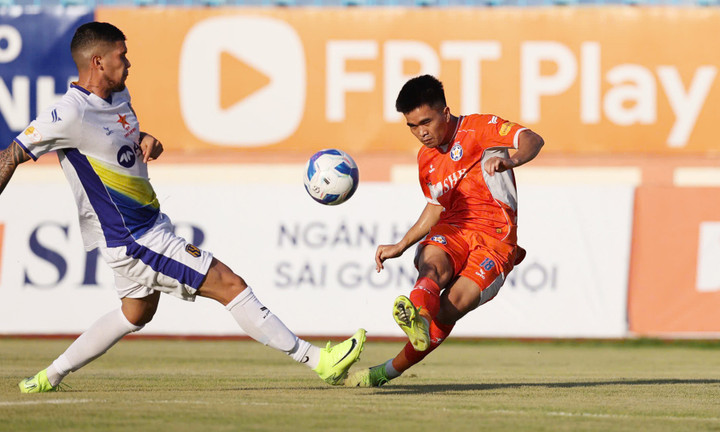 Đà Nẵng đánh bại SLNA nhưng chưa thể trụ hạng.