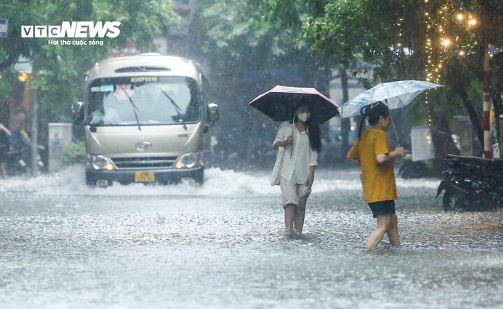 Mưa lớn tiếp tục trút xuống miền Bắc, nguy cơ xảy ra đợt lũ trên các sông nhỏ gây ngập úng đô thị, sạt lở ở vùng núi. (Ảnh minh hoạ: Khổng Chí)