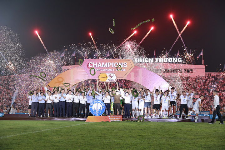 Khoảnh khắc CLB Nam Định đăng quang ngôi vô địch V.League 2024-2025 trên sân vận động Thiên Trường.