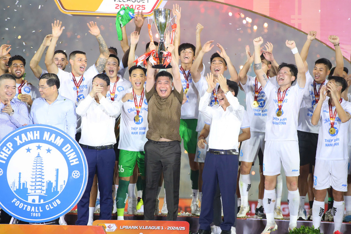 Ông Nguyễn Đức Thụy (bầu Thụy) - chủ tịch của doanh nghiệp tài trợ chính cho V.League 2024-2025 - có mặt trong lễ trao giải và nâng cúp cùng các cầu thủ Nam Định.