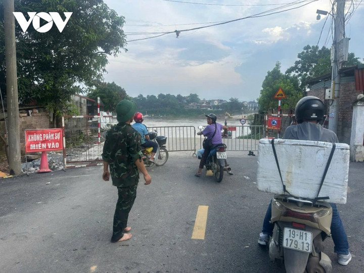 Người dân được khuyến cáo đi lối cầu Ngọc Tháp hoặc cầu Văn Lang trong lúc cắt cầu phao và chưa thể vận hành phà quân sự thay thế.
