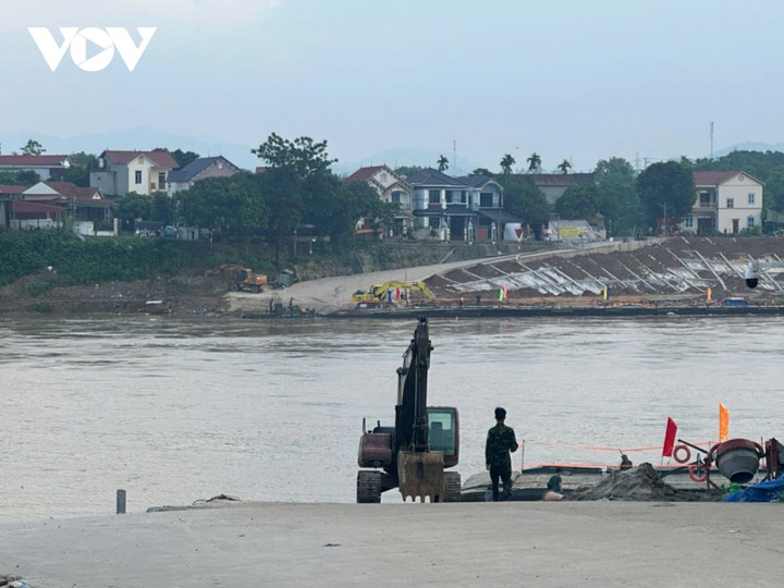 Lữ đoàn Công binh 249, Binh chủng Công binh đã cắt khẩn cấp cầu phao Phong Châu do nước sông Hồng lên cao, chảy xiết.