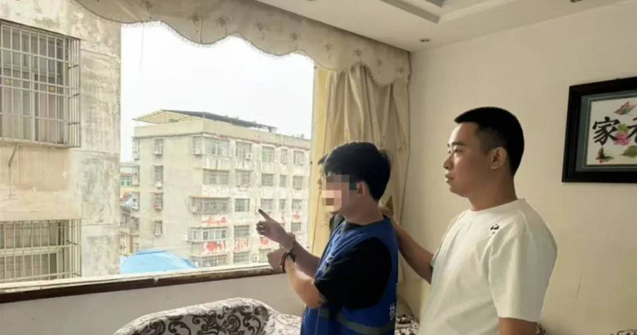 Các cửa sổ của ngôi nhà đã bị người thuê tháo dỡ để bán. (Ảnh: Weibo)