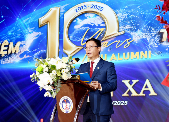 PGS.TS Bùi Đức Thọ, Chủ tịch Hội đồng Đại học, Chủ tịch Ban điều hành mạng lưới cựu sinh viên Đại học Kinh tế quốc dân phát biểu chào mừng chương trình.