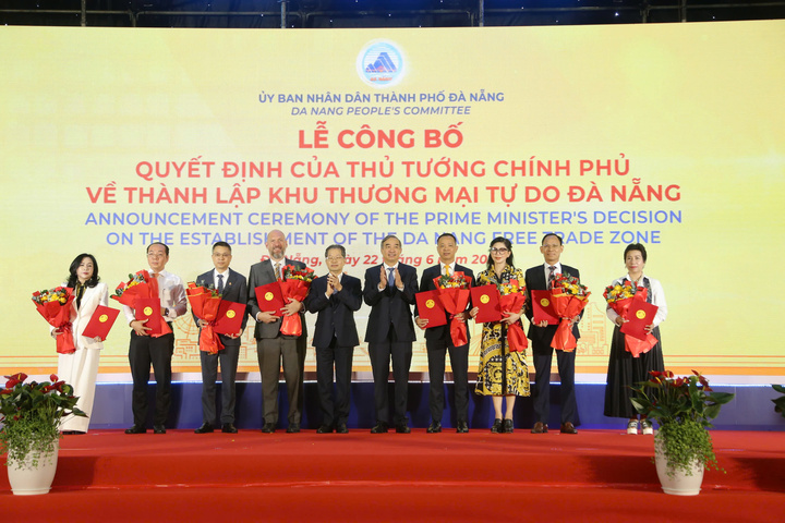 UBND TP Đà Nẵng trao biên bản ghi nhớ về đầu tư vào khu TMTD Đà Nẵng cho 8 nhà đầu tư chiến lược.